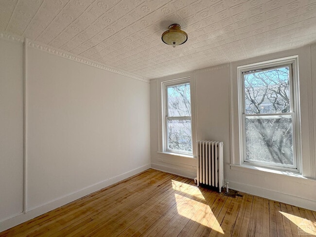 Building Photo - 612 Warren St