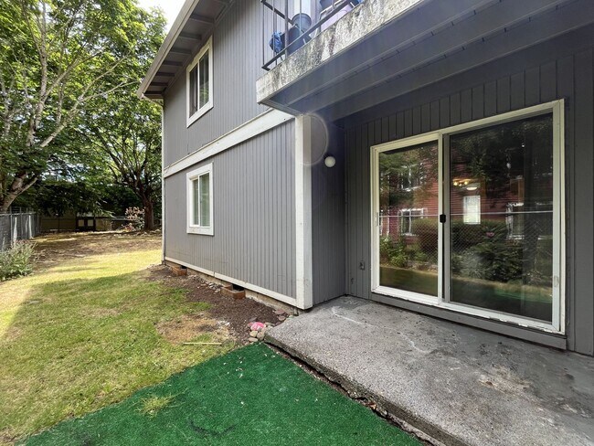Building Photo - Spacious Corner Apartment with Three Bedrooms, Open Living Space & Modern Kitchen