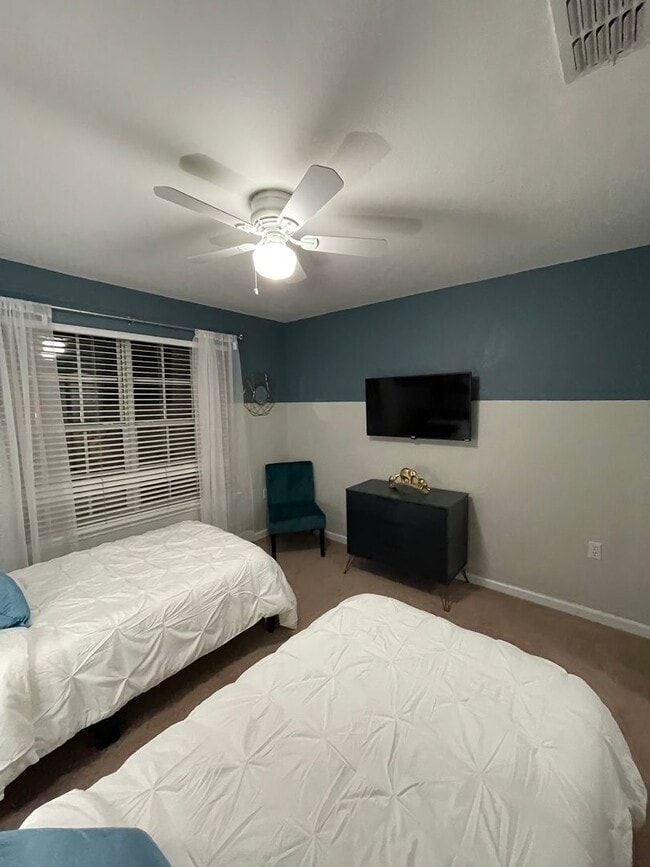 Building Photo - Beautiful 3 bed 2.5 bath condo with gorgeous hard wood floors.