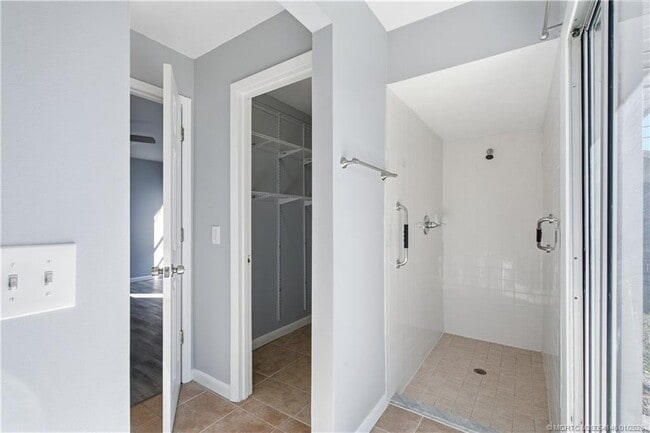 Building Photo - 1074 SW Jennifer Terrace