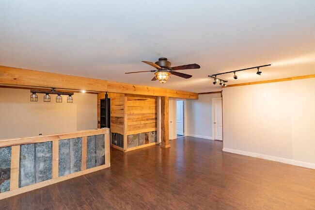 Building Photo - READY NOW!   Harrison Home with Finished Basement & Scenic Views