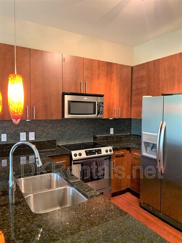 Building Photo - 711 Cosmopolitan Dr NE