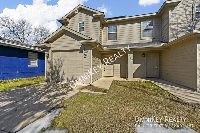 Building Photo - 727 W Johnson St