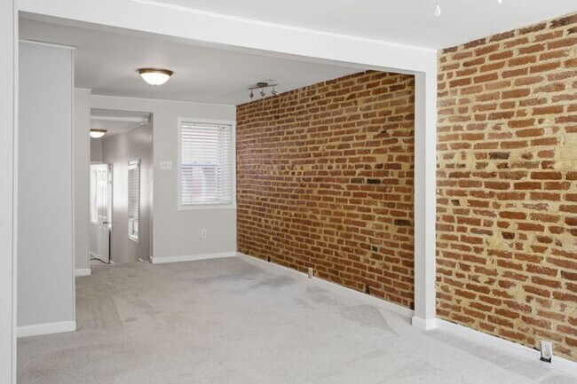 Building Photo - 420-A S Regester St