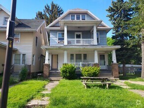 Building Photo - 318-320 Durnan St