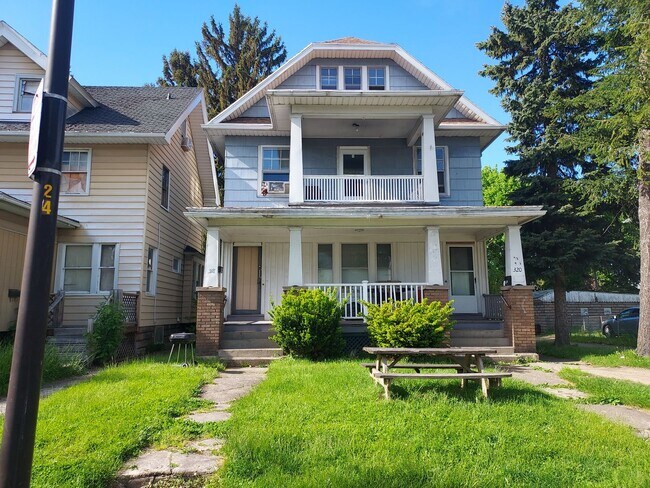 Primary Photo - 318-320 Durnan St