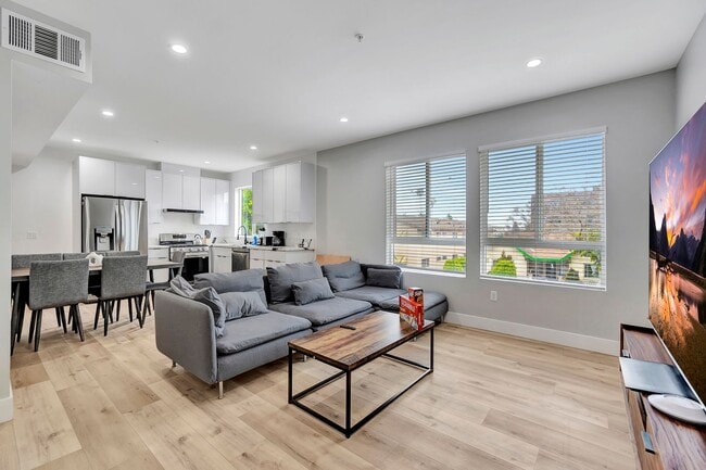 Interior Photo - MH 546 N Harvard Blvd