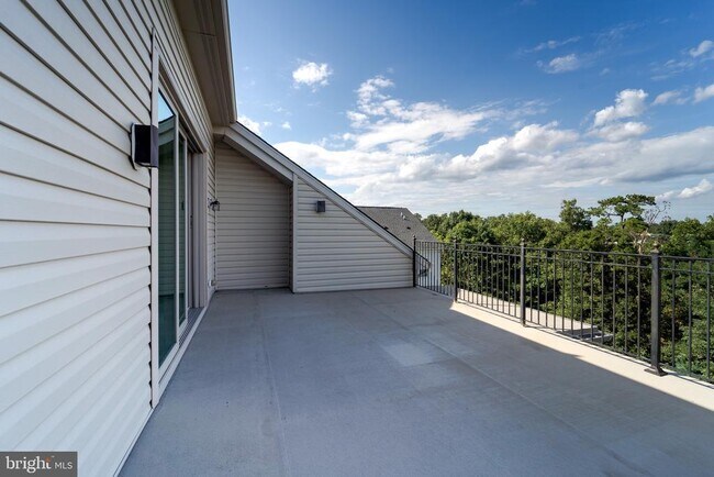 Building Photo - 10225 Hilltop Ascent Dr