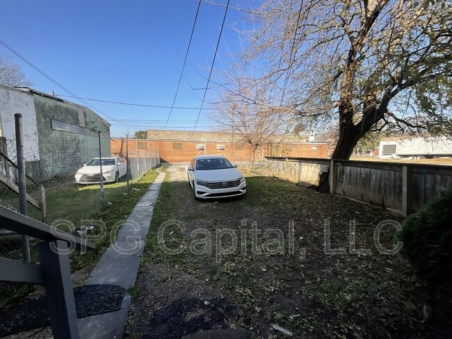 Building Photo - 631 E Market St