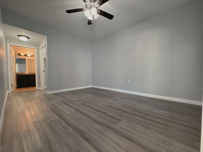 Building Photo - 2b2b Condo