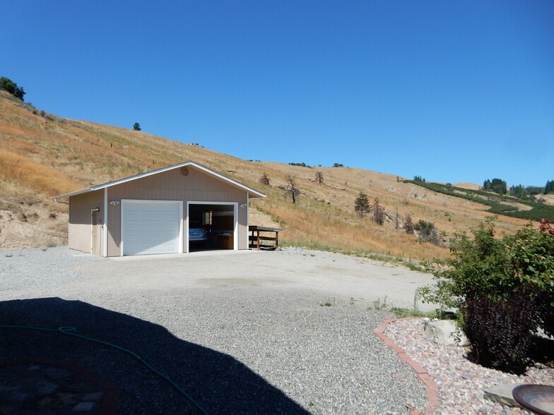 Building Photo - 2121 Springwater Avenue