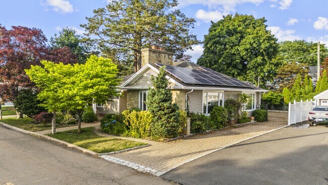 Building Photo - 25 Crescent Bluff Ave
