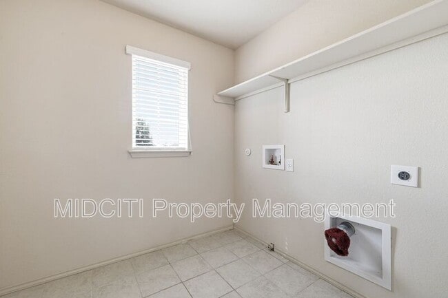 Building Photo - 205 Tallow Trl