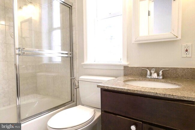 Building Photo - 128 Thomas St NW