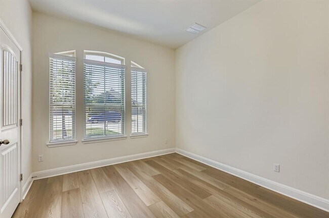 Building Photo - 1008 Sundrops St