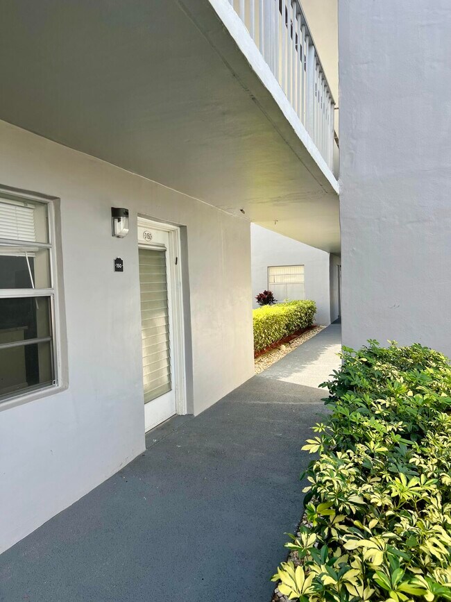 Building Photo - 150 Burgandy Way