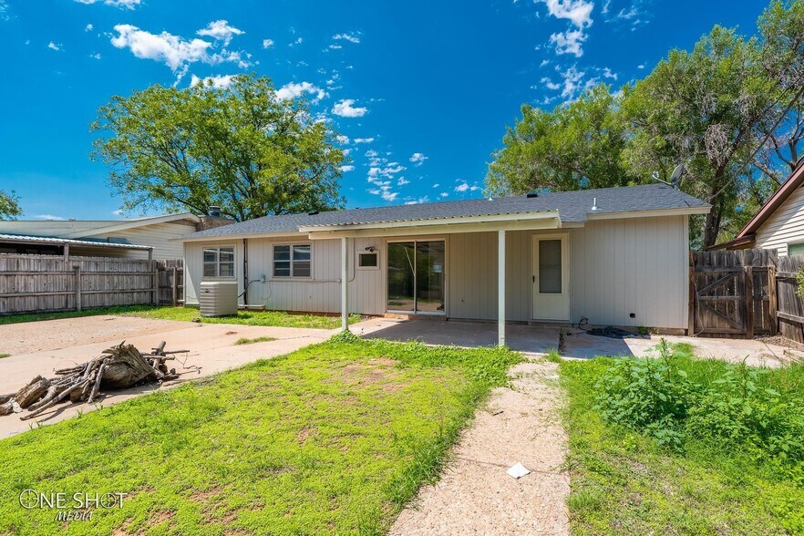 Building Photo - 2117 Yorktown Dr