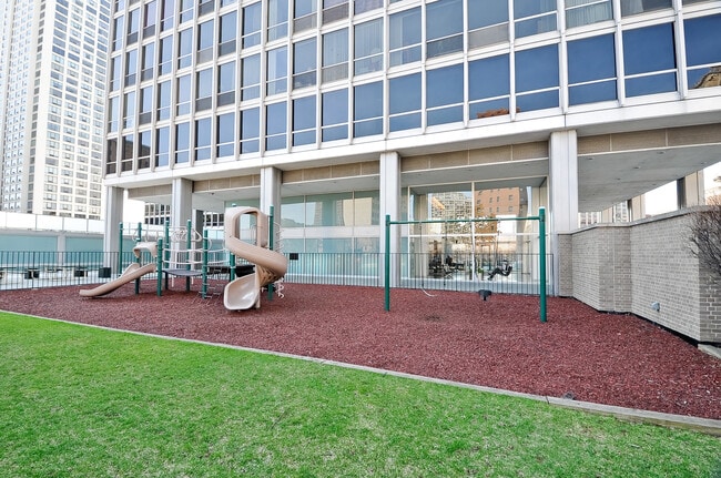 Building Photo - 340 W Diversey Pkwy