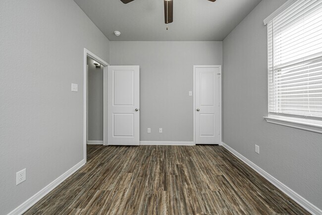 Building Photo - 536 Fallbrook Dr