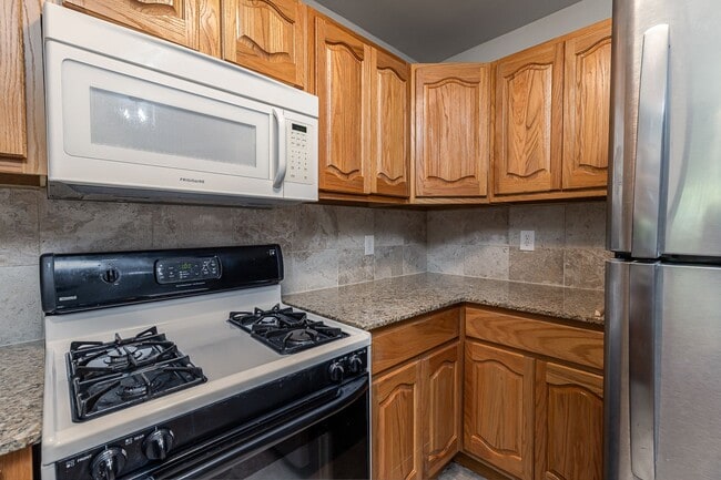 Building Photo - Berryhill 3 bedroom, 2 bath on oversized lot.