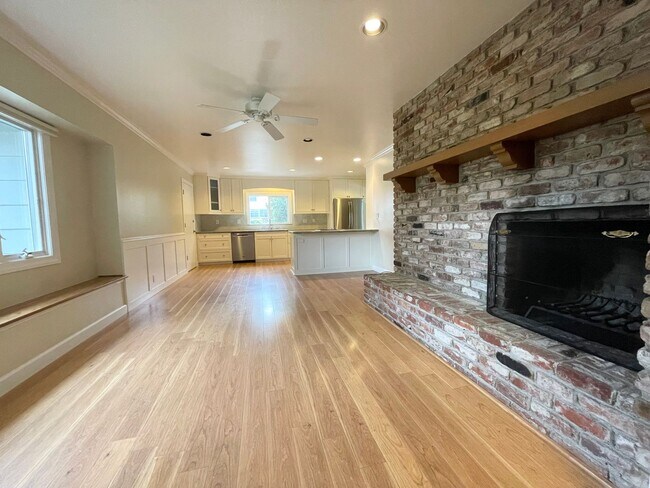 Building Photo - 1534 Marlbarough Ave