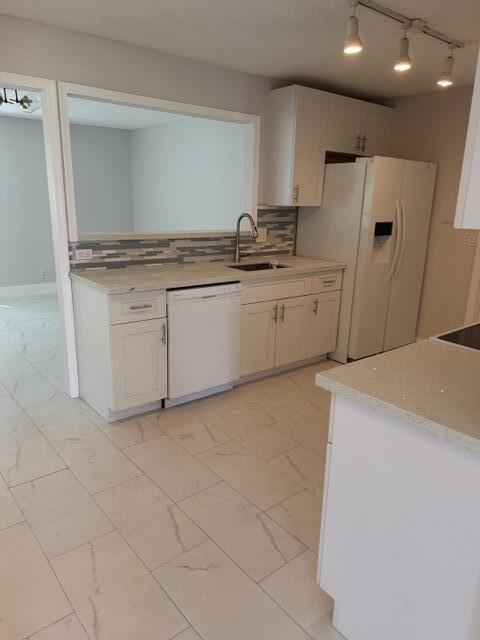 Building Photo - 9448 Saddlebrook Dr