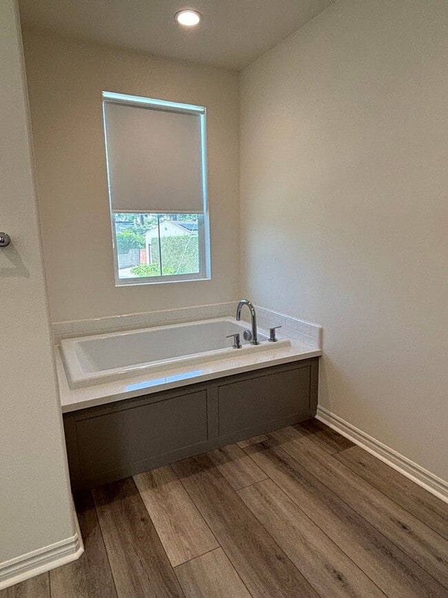 Building Photo - $500 OFF SECOND MONTH RENT SPECIAL!! - Bright Four-Bedroom Townhome in Whittier and Walkable Palm...