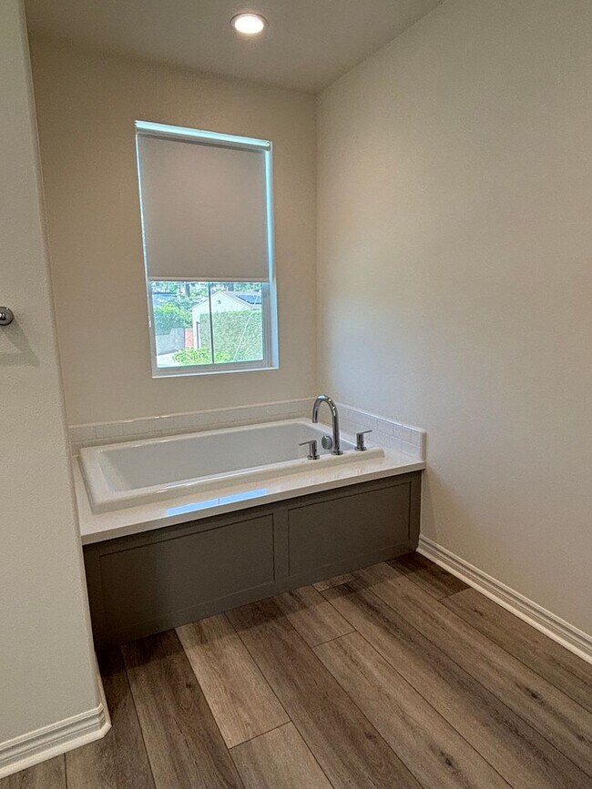 Building Photo - Bright Four-Bedroom Townhome in Whittier and Walkable Palm Park