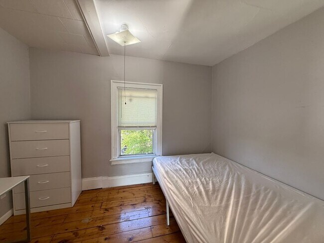 Building Photo - 539 Congress St