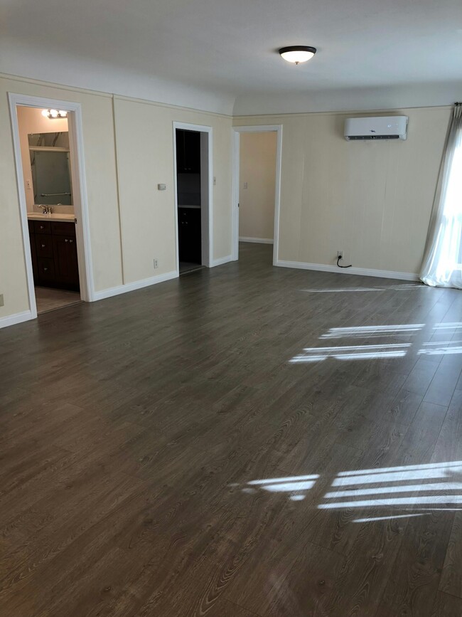 Building Photo - 516-516 N Olive Ave