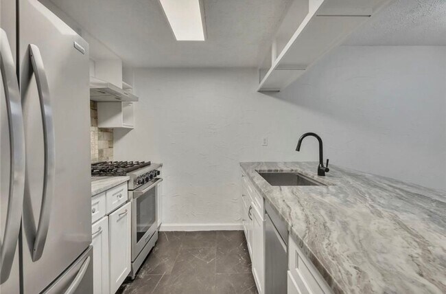 Building Photo - Renovated townhome in Great Alpharetta location