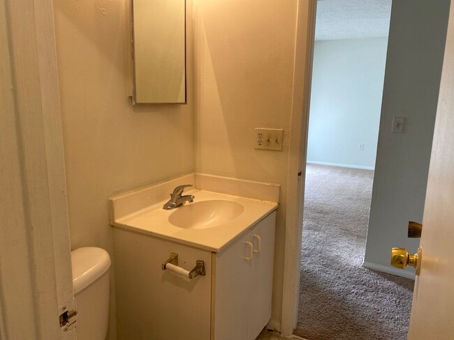 Building Photo - 3 bedroom 1 bath condo near the airport! /...