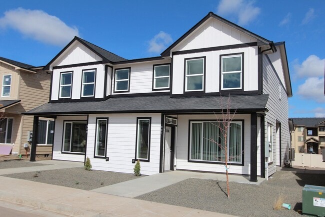 Building Photo - Move in Special!! One-month free with qualified applicants!! Modern design 3-bed, 2.5-bath duplex!