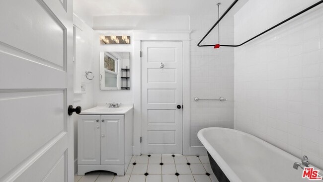 Building Photo - 915 Palms Blvd