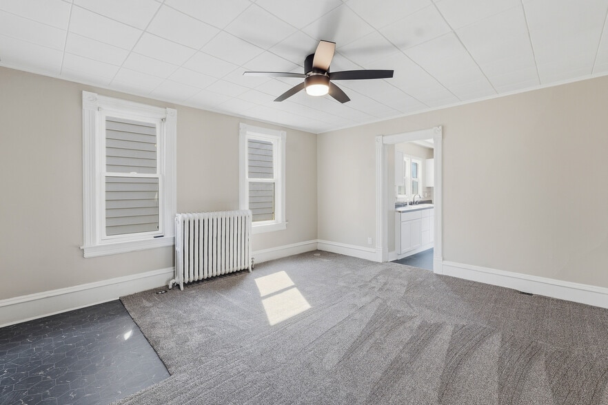 Building Photo - 418 S Spring St