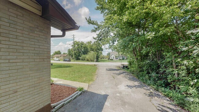 Building Photo - 408 Lealand Ln