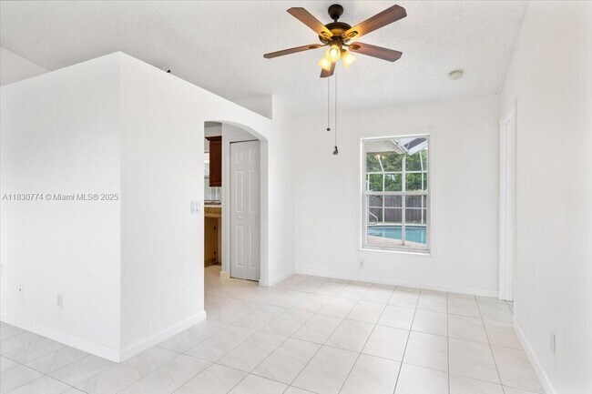 Building Photo - 3749 SW Kasin St