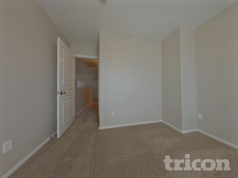 Building Photo - 11218 W Elm Ln