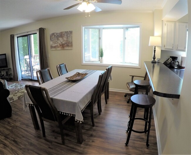 Dining area seats six, with large bay window - 17 Racquet Club Rd