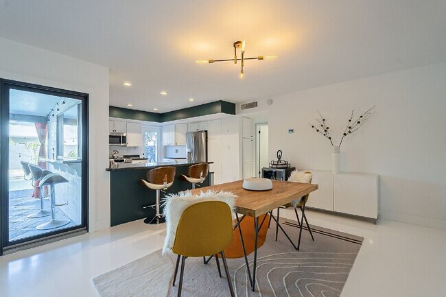 Building Photo - 10610 N 35th St