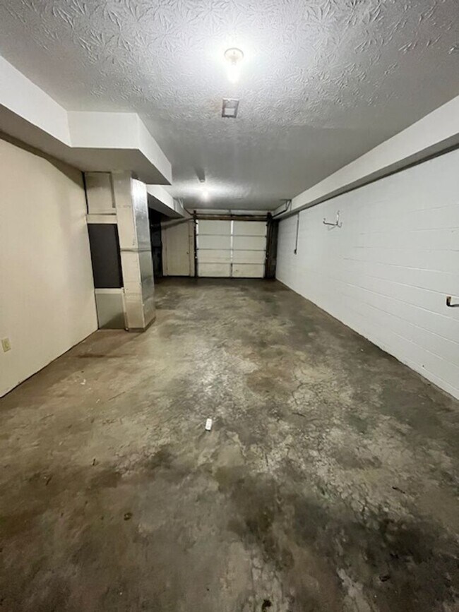 Building Photo - Stunning 2-bedroom, 2.5-bathroom townhouse