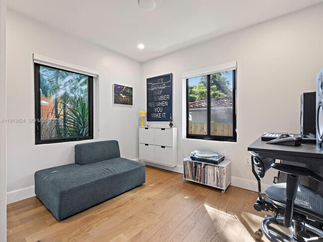 Building Photo - 1009 NW 11th Ct