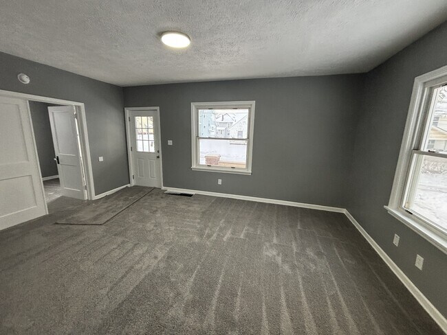 Building Photo - 2121 2nd St SE