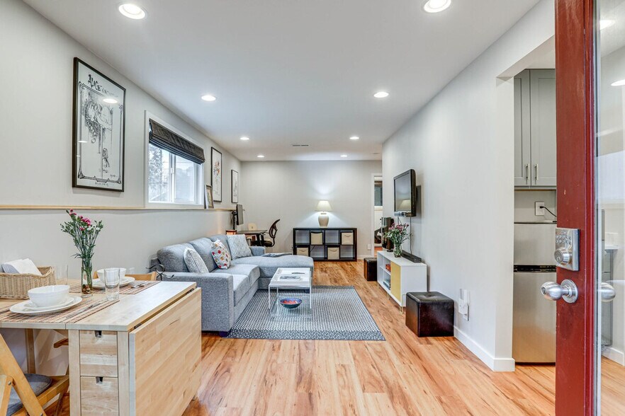 Building Photo - 10052 Interlake Ave N