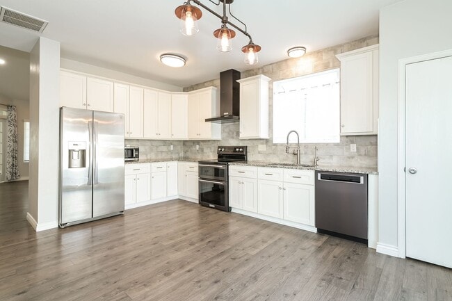 Building Photo - Bright & Airy 3 Bed/2 Bath with Attached Garage