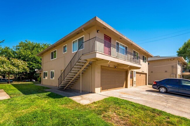 Building Photo - 2025 Benita Dr