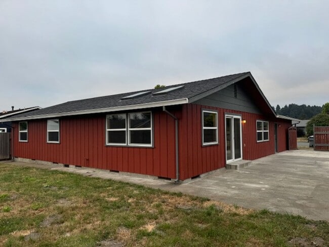 Building Photo - ZELIA! Arcata 3/2, 2 car garage, south facing patio