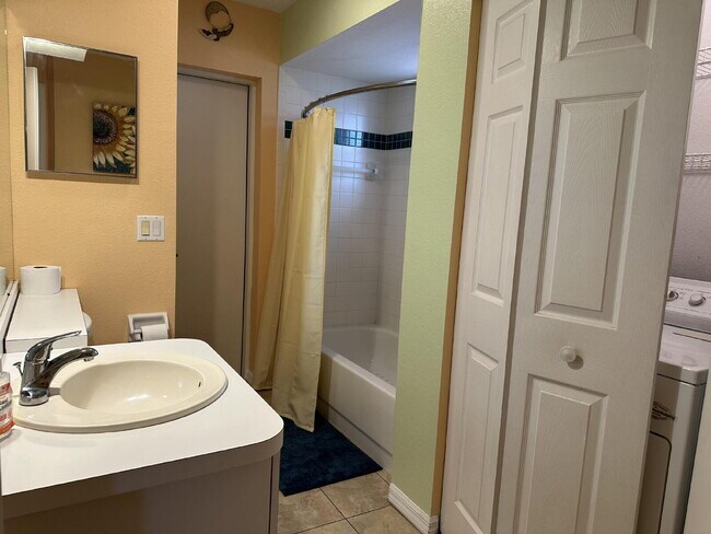 Building Photo - You'll love this charming 3/2/2 home in th...