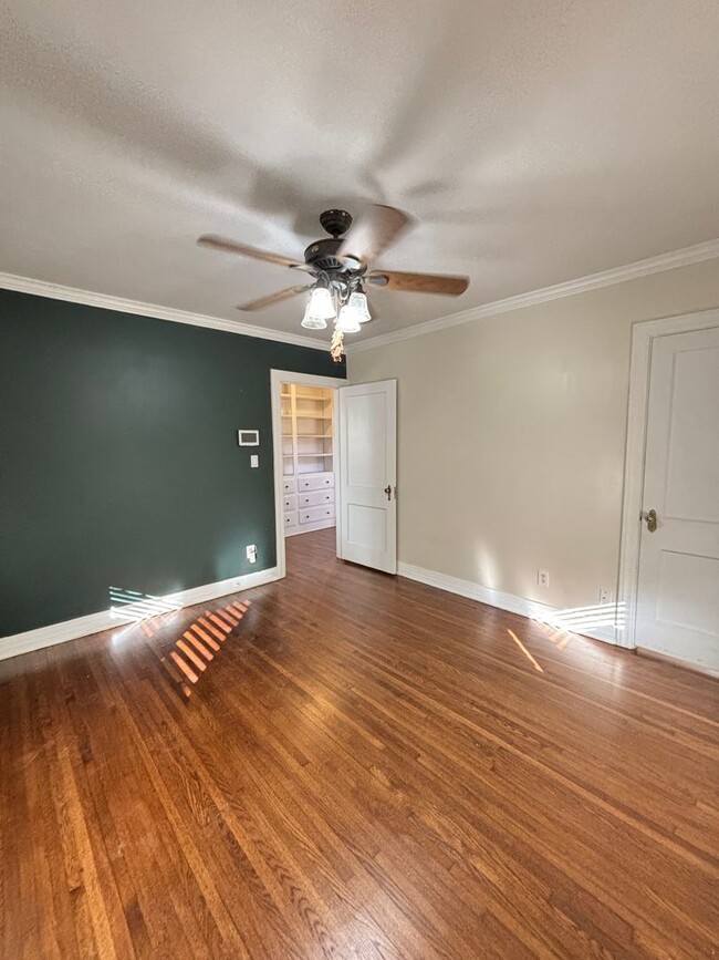 Building Photo - Beautifully renovated move-in ready rental...