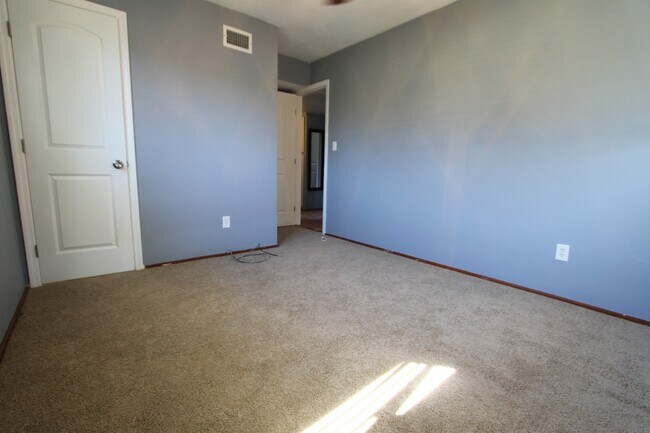 Building Photo - Charming 3 Bedroom 1.5 Bathroom POOL Home in Orlando!!